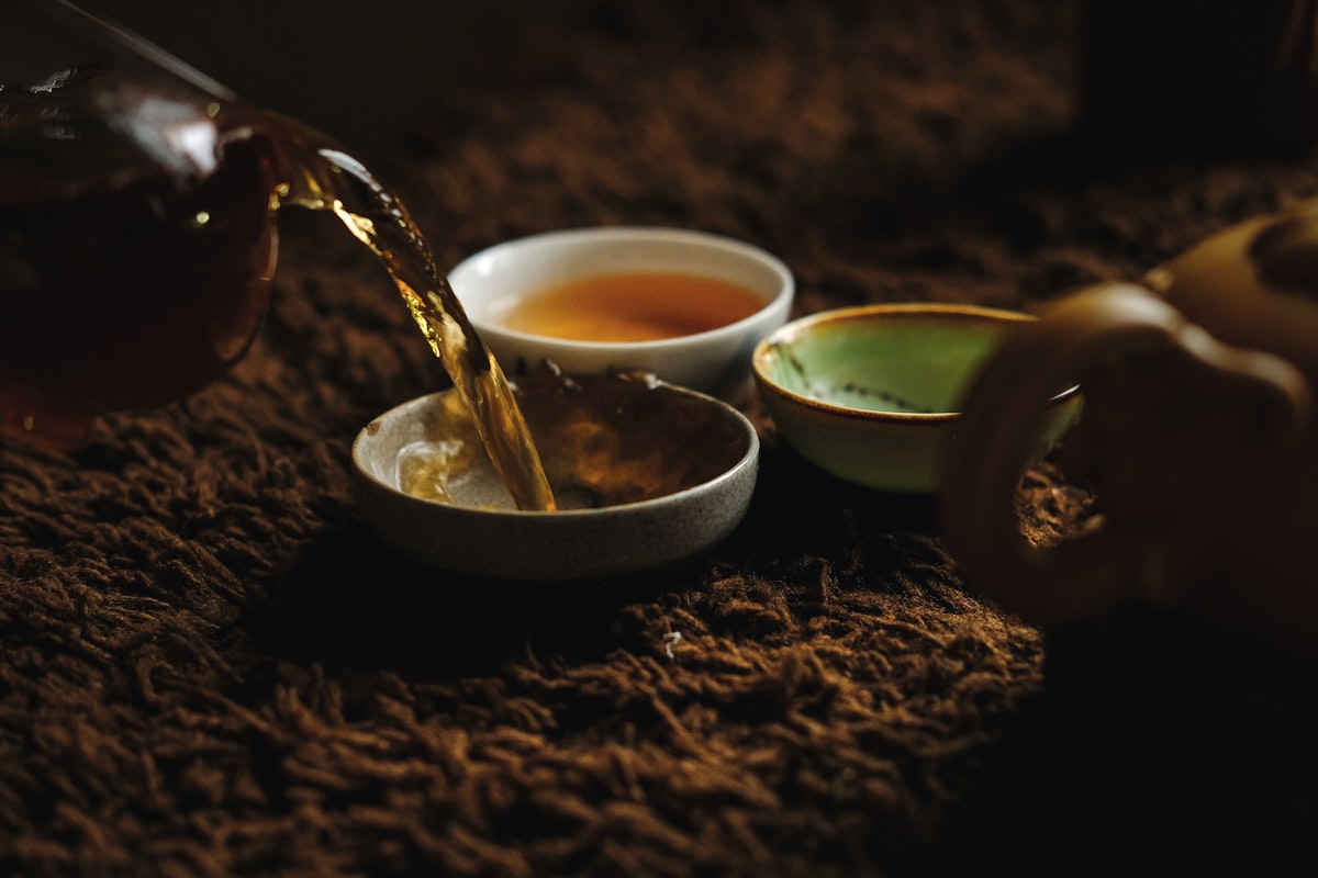 Preparación tradicional de agua de arroz con ingredientes naturales